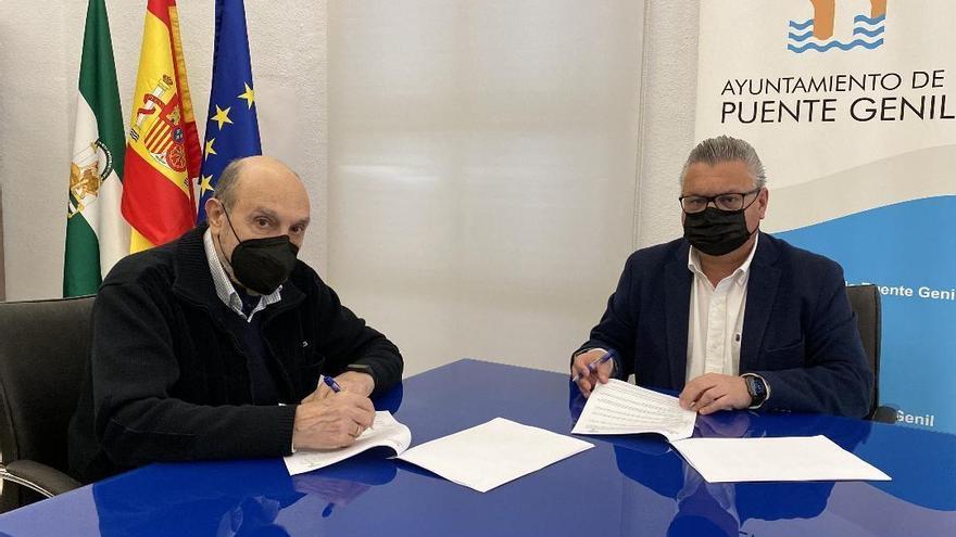 Manuel Poyatos y Esteban Morales firman el convenio de colaboración.