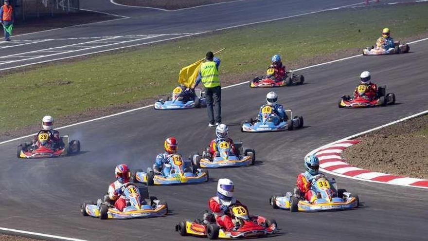 Prolegómenos de una prueba de karts en el circuito Fernando Alonso.