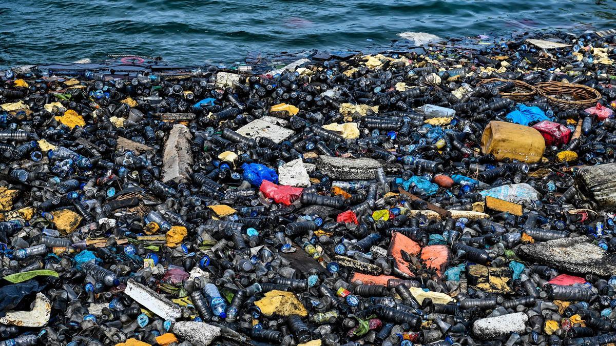 Contaminación de plásticos en el mar, puerto de Banda Aceh