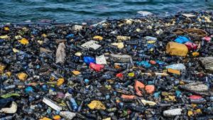 Contaminación de plásticos en el mar, puerto de Banda Aceh