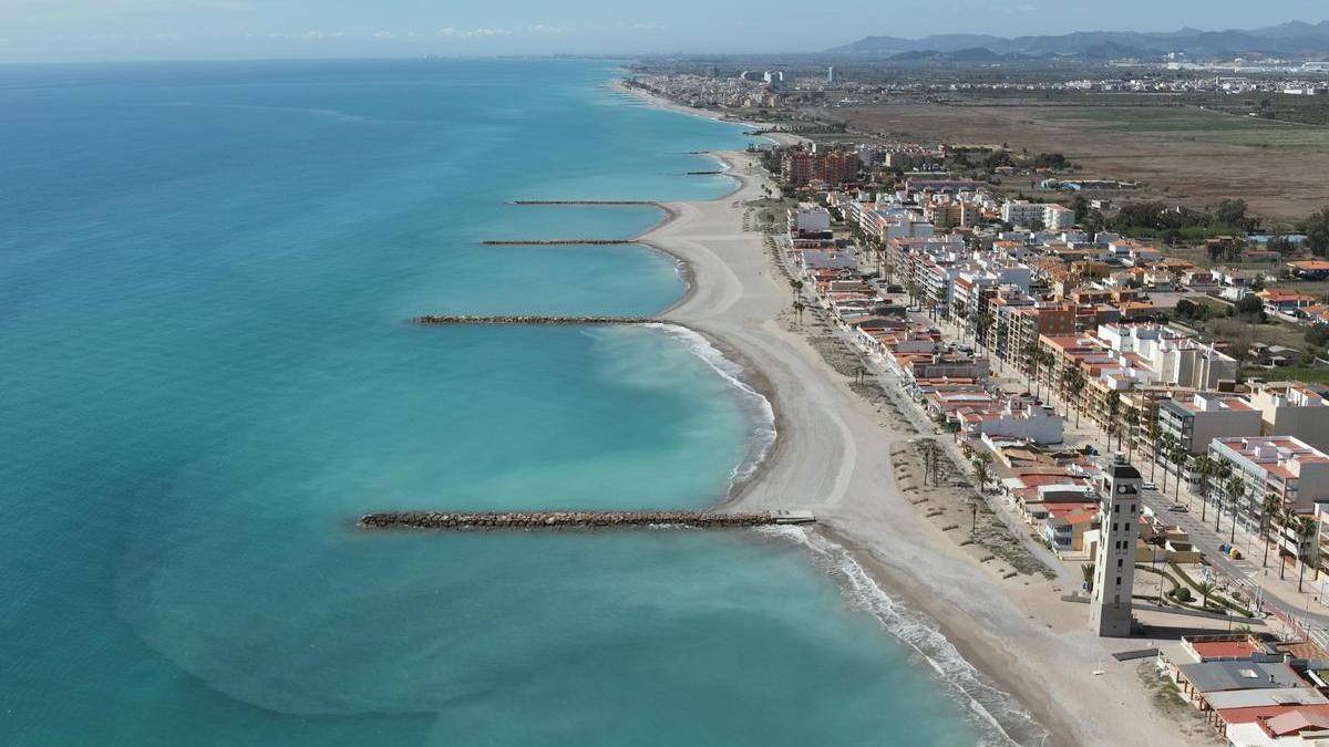 El tramo de la playa de les Marines donde construyeron los espigones será sometido a una vigilancia ambiental exhaustiva durante cuatro años, en lo que se considera la fase de «funcionamiento» del proyecto.