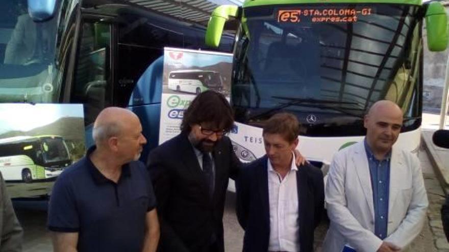 Ricard Font, amb alcaldes, durant la presentació del nou servei de bus, ahir a Santa Coloma.