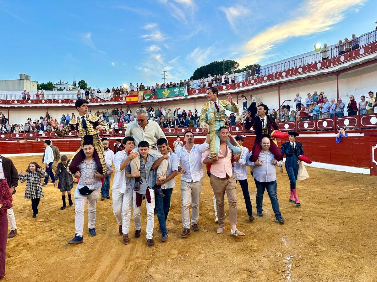 Oliva Soto, Esaú Fernández y Diego Bastos a hombros junto al ganadero