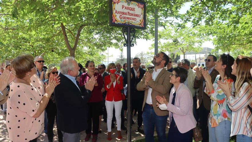 El alcalde y la viuda de Antonio Fernández tras la inauguración, este sábado.