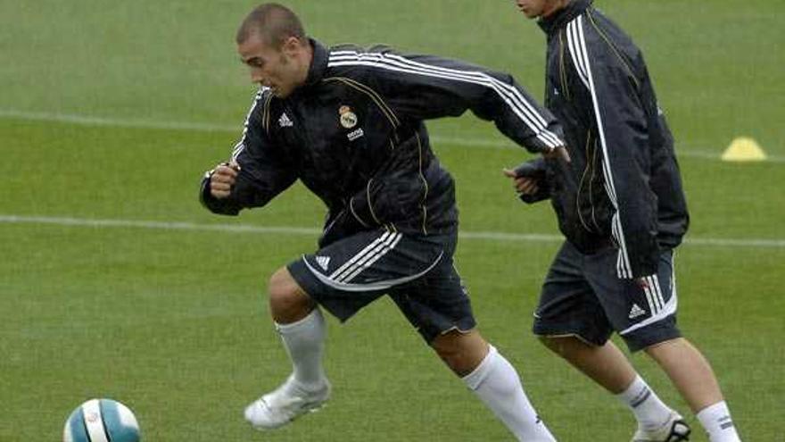 Guti y Cannavaro, durante un entrenamiento del Real Madrid en Valdebebas.