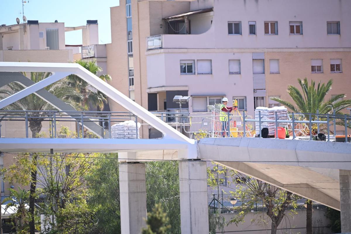 Los vecinos se han quejado de falta de privacidad por la altura del paso elevado