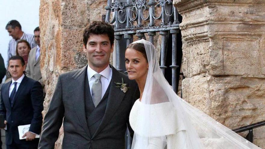 Alejandro Santo Domingo y Charlotte Wellesley, hija del duque de Wellington, a la puerta de la iglesia.