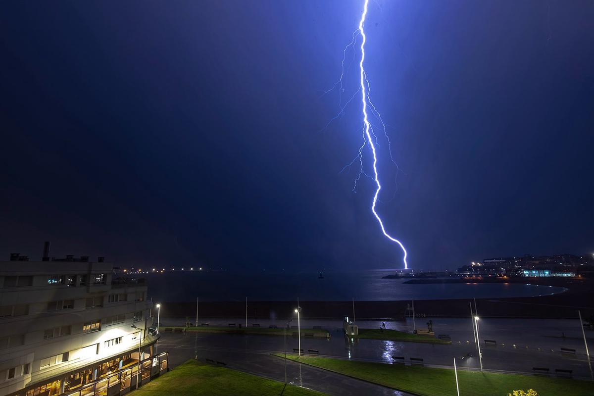 Las impresionanes imágenes de la tormenta eléctrica en Poniente, Gijón