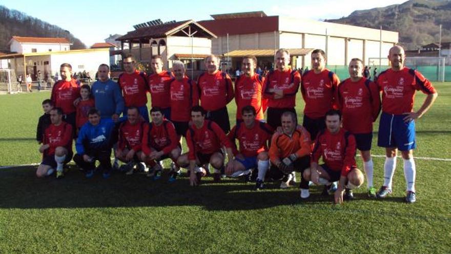 El plantel de veteranos del Cánicas, en el Nuevo Santa Cruz.