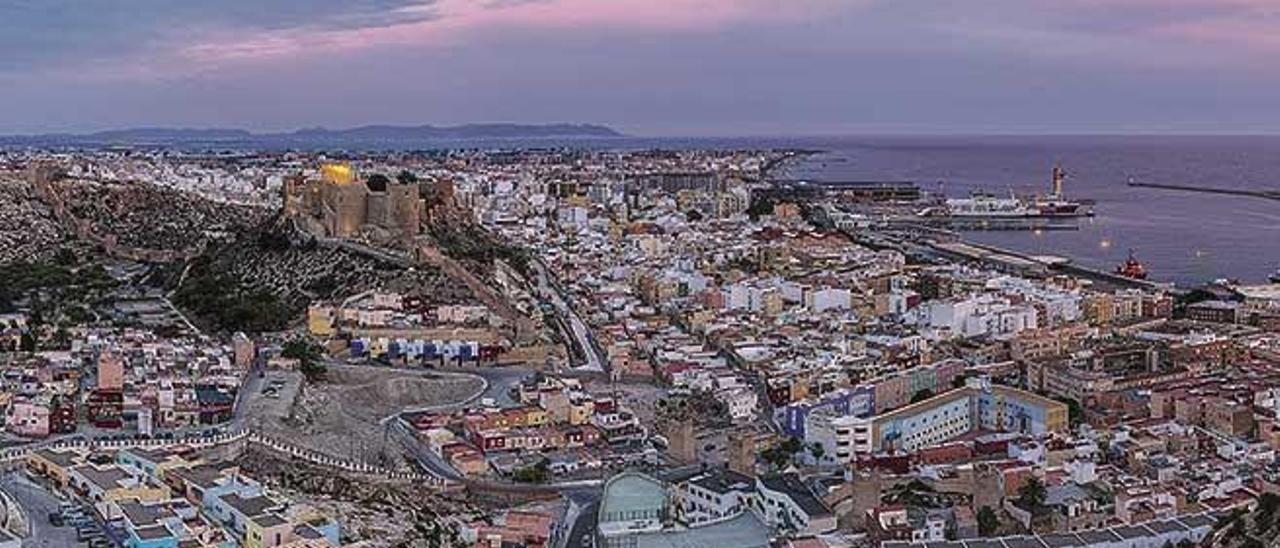 En la provincia de Almería hay muchas tentaciones que invitan a salir de la ciudad, como Roquetas de Mar, Mojácar o La Alpujarra.