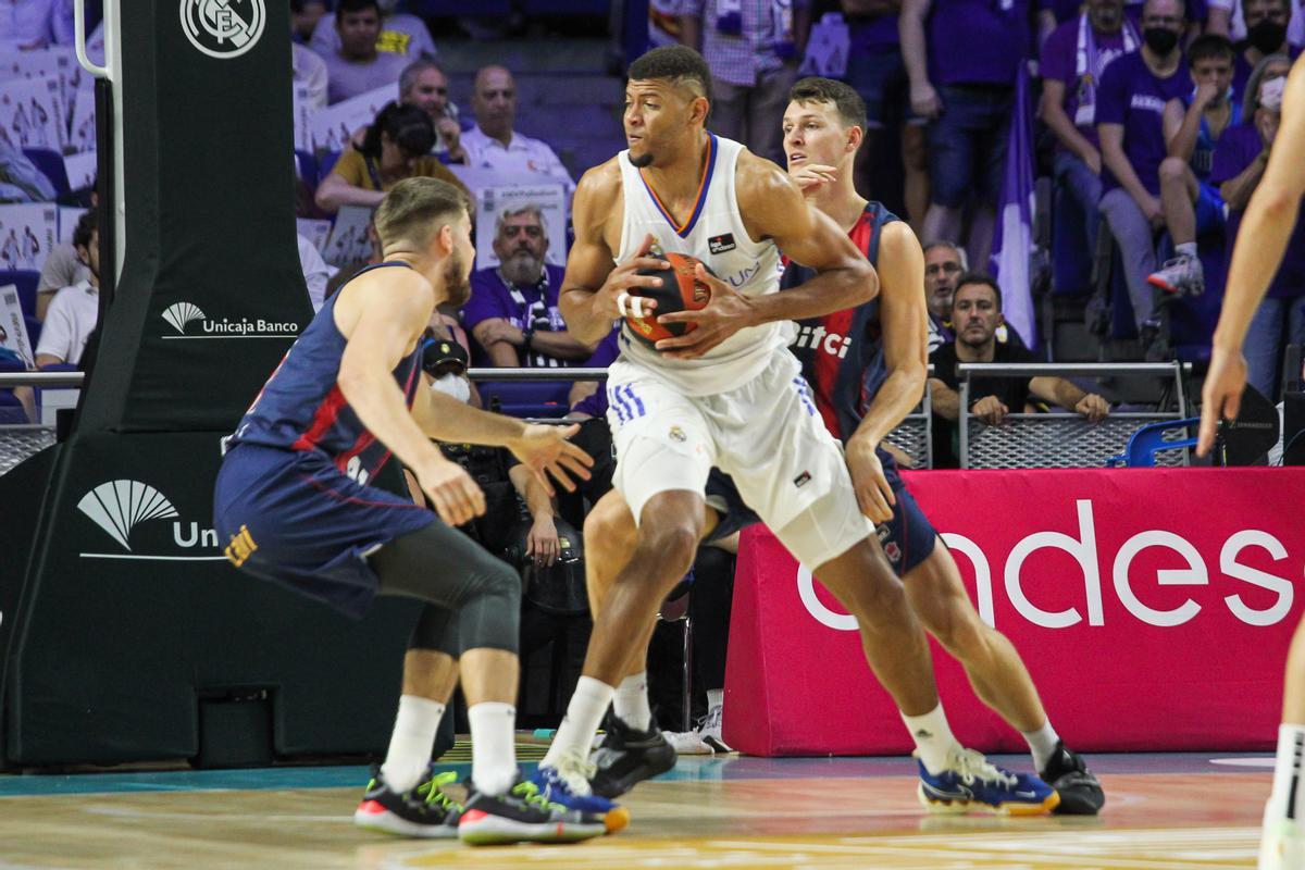 El Madrid col·loca el 2-0 contra el Baskonia i acaricia la final