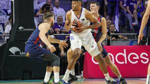 El Madrid col·loca el 2-0 contra el Baskonia i acaricia la final