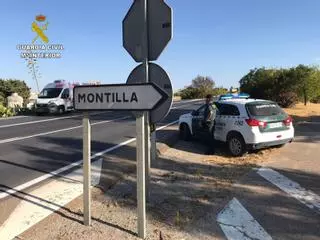 La Guardia Civil rescata a tres personas de una vivienda en llamas en Montilla