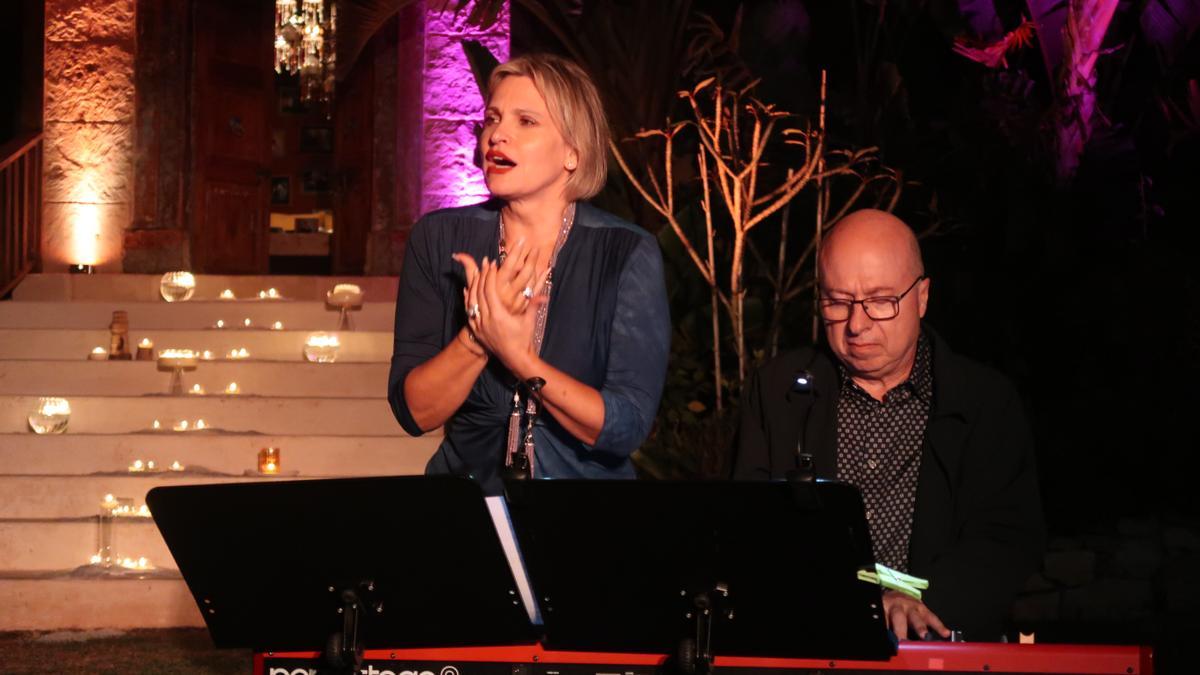 Un momento de la actuación de Arteta acompañada del piano en la cena familiar de los Sagliocco en Sant Rafel.