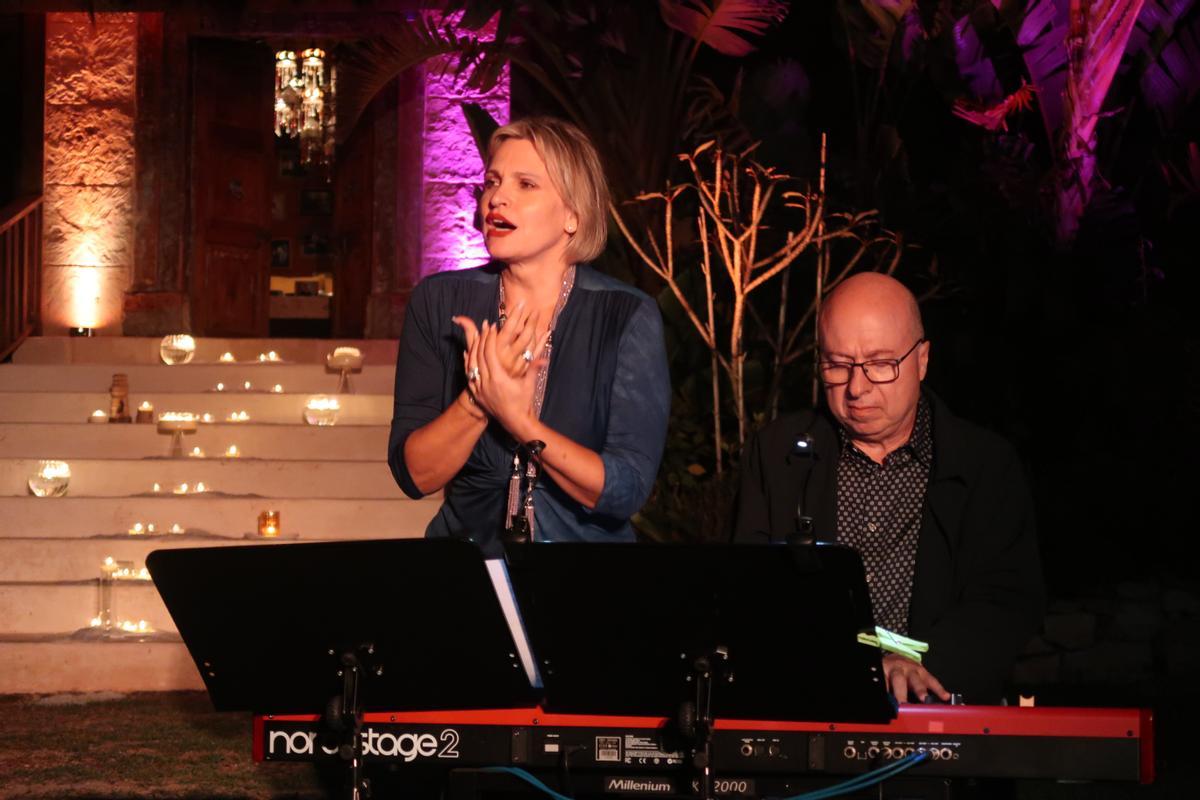 Un momento de la actuación de Arteta acompañada del piano en la cena familiar de los Sagliocco en Sant Rafel.