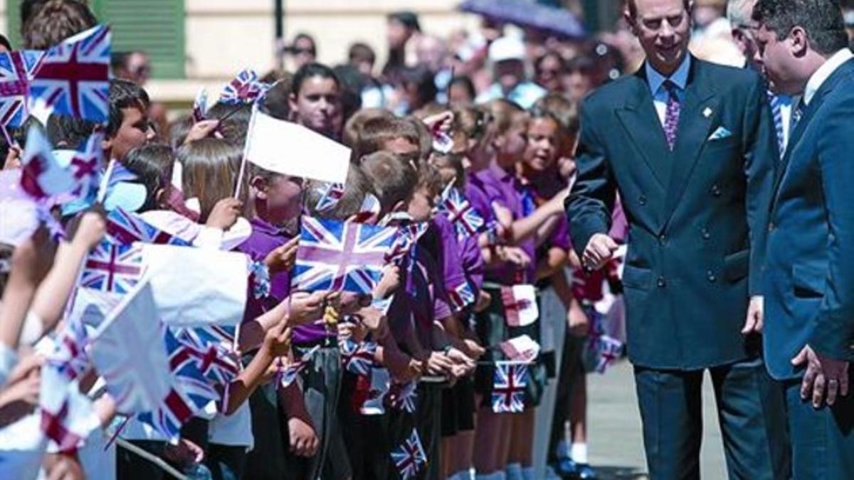 El príncipe Eduardo y el ministro principal de Gibraltar, Fabian Picardo, ayer, en un acto con escolares.