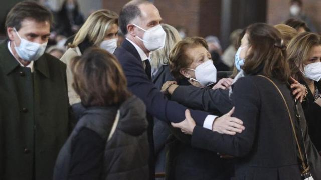 Los hijos y la viuda de Carlos Blanco reciben el pésame, ayer, en la iglesia de Nuestra Señora del Carmen. | Irma Collín
