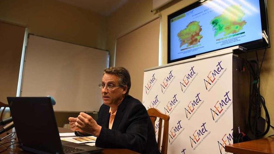 El delegado de la Aemet en Galicia, Francisco Infante, ayer, en la presentación del balance de la primavera.