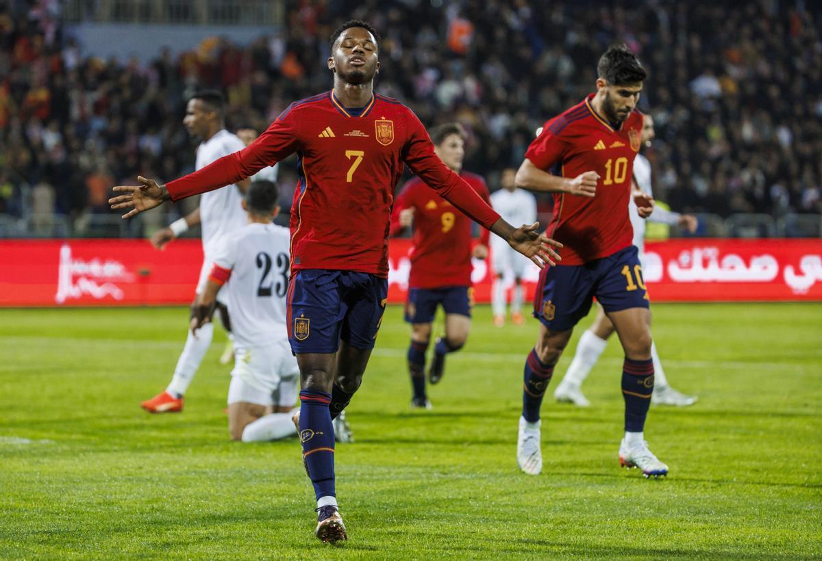 AMÁN (JORDANIA), 17/11/2022.- El delantero de España Ansu Fati (c) celebra tras marcar el 0-1 durante el encuentro amistoso entre las selecciones España y Jordania, este jueves en el Estadio Internacional de Amán, Jordania, antes del inicio de la Copa del Mundo Qatar 2022. EFE/Pablo García/RFEF SOLO USO EDITORIAL, SOLO DISPONIBLE PARA ILUSTRAR LA NOTICIA QUE ACOMPAÑA (CRÉDITO OBLIGATORIO)