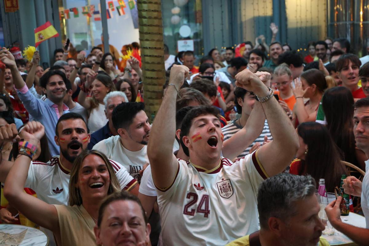 Los aficionados cordobeses celebran una jugada de España en el Mercado Victoria.