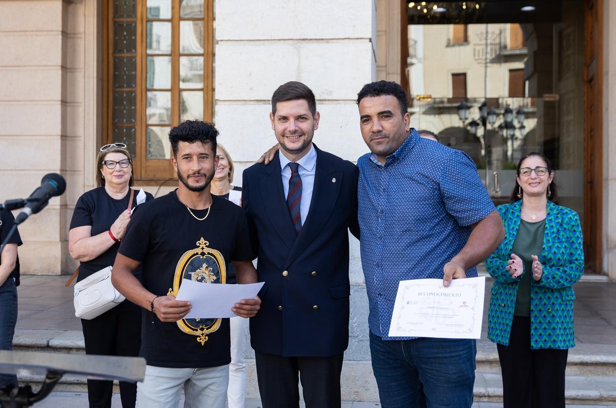 Homenaje a dos hombres por el gesto humanitario.