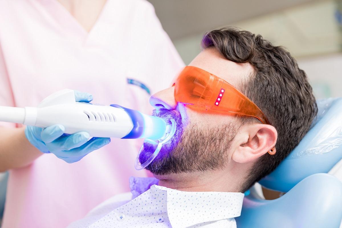Acudir a una clínica dental a blanquearse los dientes nos van a garantizar resultados seguros.