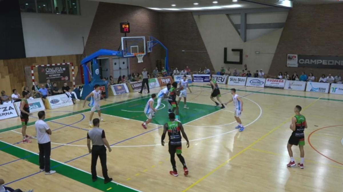 Imagen del duelo del CB Zamora hoy en Zornotza.