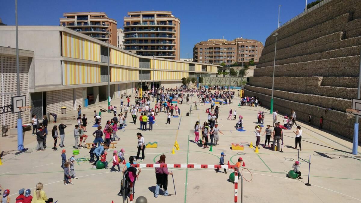 Imagen del colegio y del patio del colegio Mediterrani de Calp