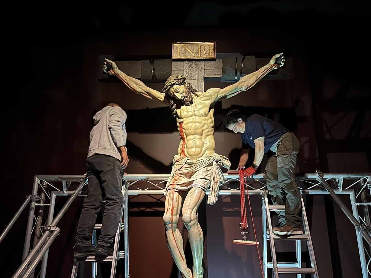 GALERÍA | Desmontaje del Cristo de las Injurias para la procesión del Silencio GALERÍA | Desmontaje del Cristo de las Injurias para la procesión del Silencio