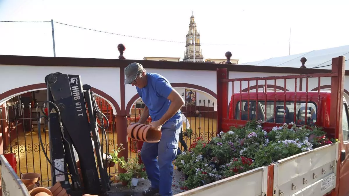 La Feria de Córdoba, al baúl hasta el año que viene: comienza el desmontaje de las casetas en El Arenal