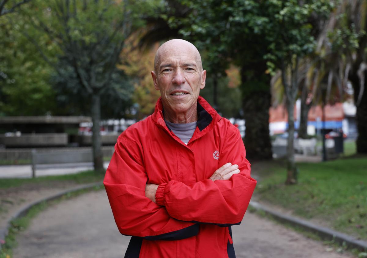 VIGO, AVDA CASTELAO. MANUEL SUAREZ, ATLETA DEL VETERANOS SAMIL, CAMPEON GALLEGO DE MEDIA MARATON EN SU CATEGORIA AL QUE HAN EXTIRPADO VARIOS TUMORES CEREBRALES