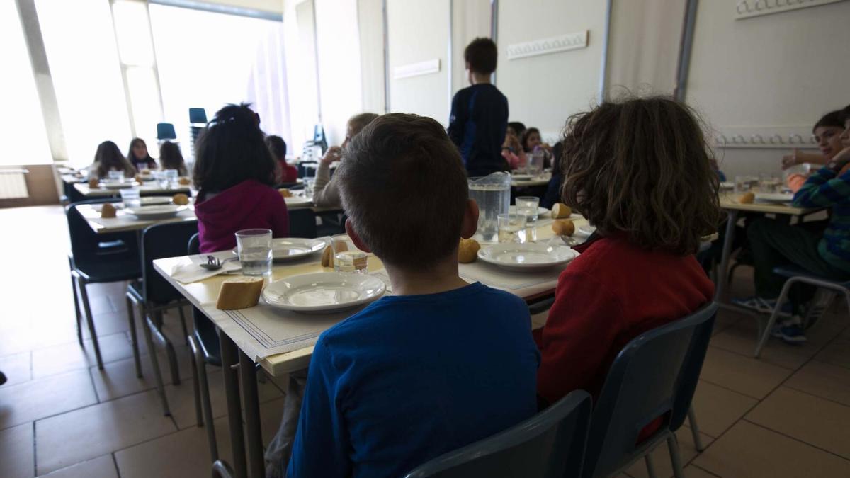 Niños en un comedor escolar en una foto de archivo.