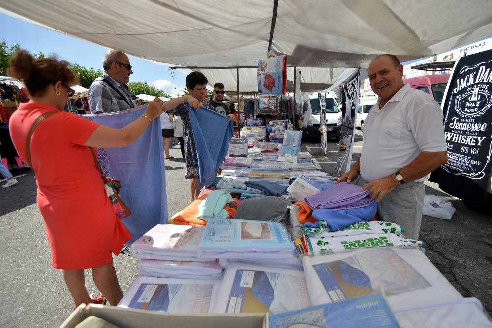 Los turistas abarrotan la feria de Portonovo