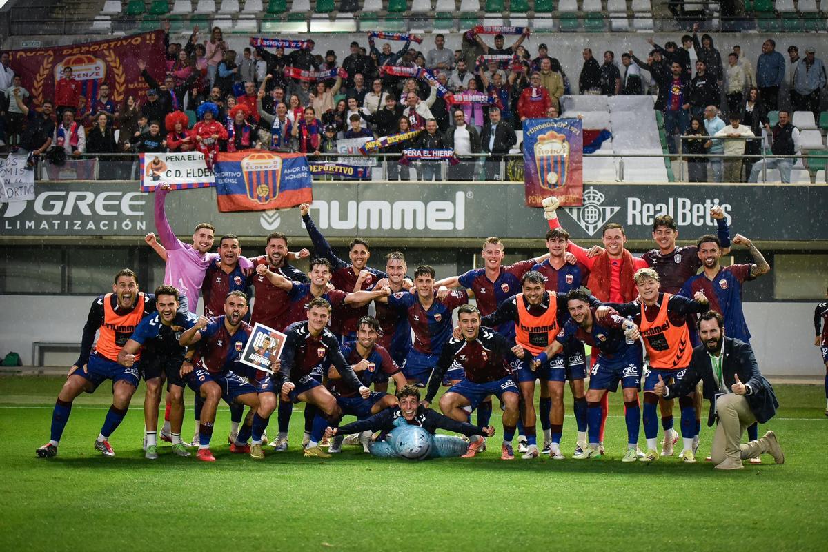 Los jugadores del Eldense festejaban este pasado fin de semana su sexto triunfo consecutivo después de ganar al Betis Deportivo.