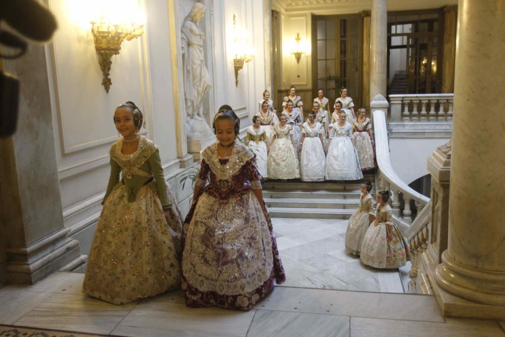 Las cortes de honor ensayan la proclamación de las falleras mayores