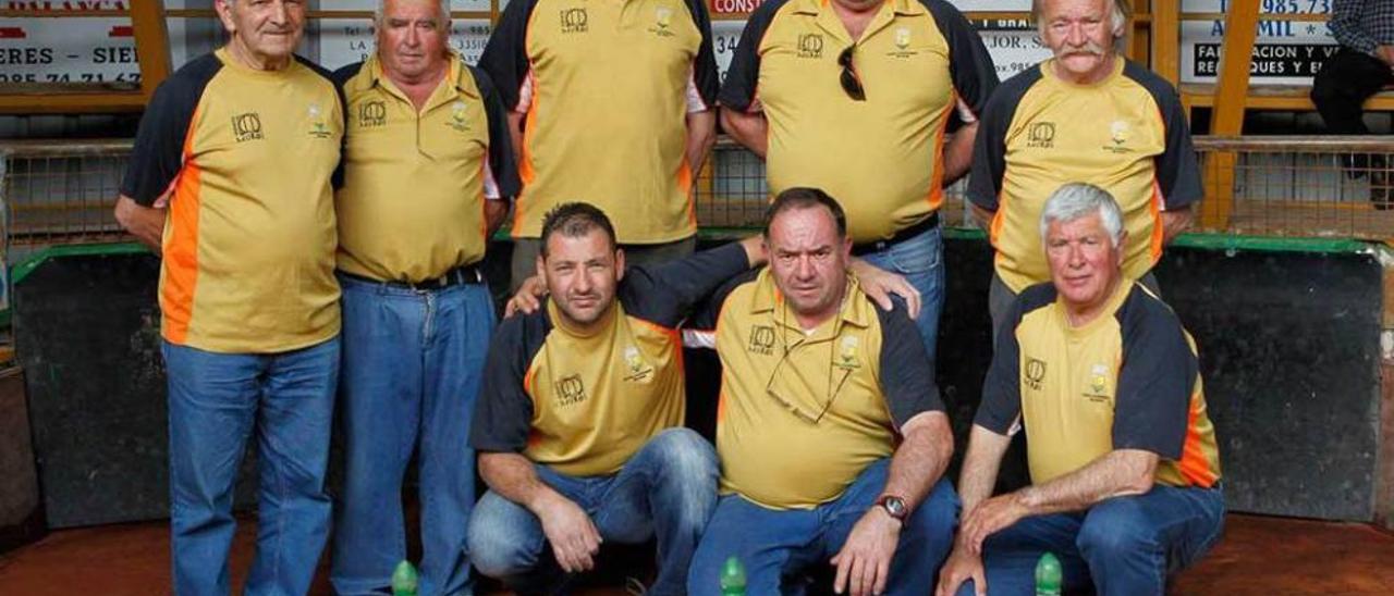 Por la izquierda, Pablo Fernández, Víctor Valdés y Marino Fanjul con sus trofeos de campeones.