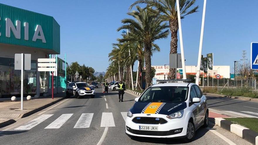 Multados por viajar desde otro pueblo a Dénia a comprar comida para gatos y yogures