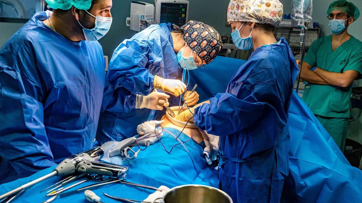 Una intervención quirúrgica en el Hospital de la Marina Baixa