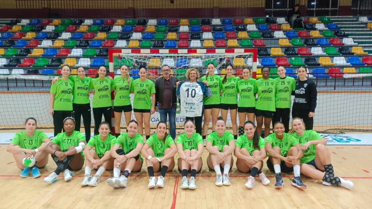 Las jugadoras del Atticgo Elche posan antes de viajar a Macedonia del Norte con su presidente y con Isabel Antón, presidenta de la Fundación del Deporte