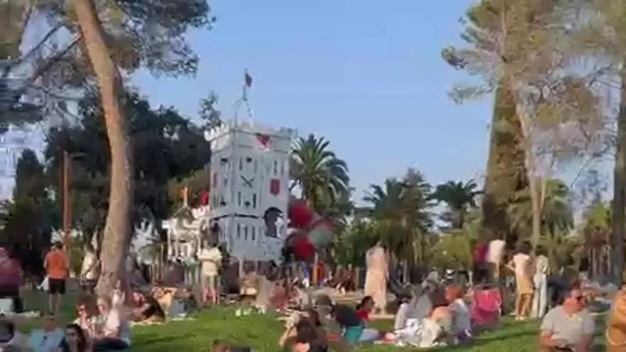 Vídeo | Los vecinos de Badajoz ya han encontrado su hueco en la Alcazaba para disfrutar del eclipse