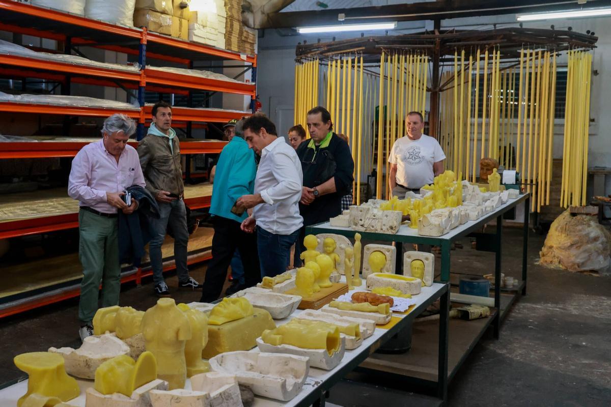 El taller en el que Antoni Miralda presentó su «Romería Update», fusionando su arte con los moldes de exvootos de la histórica Cerería Diéguez, en Pontecesures.