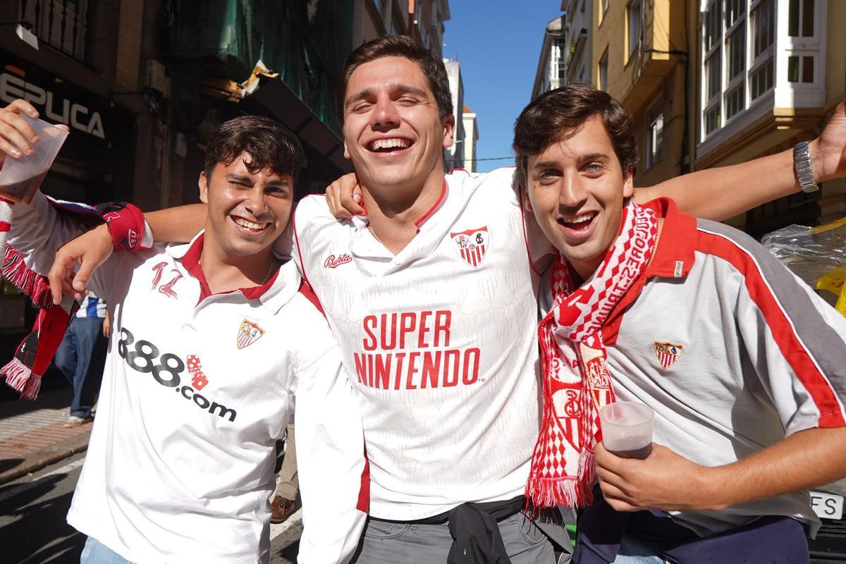 Aficionados del Sevilla por las calles de A Coruña antes del partido del Deportivo Aficionados del Sevilla por las calles de A Coruña antes del partido del Deportivo