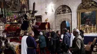 Miles de cacereños veneran al Nazareno en el multitudinario Besapié previo a la Semana Santa