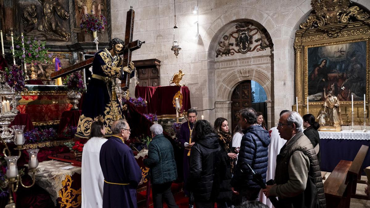 Vídeo | Miles de cacereños veneran al Nazareno en el multitudinario Besapié previo a la Semana Santa