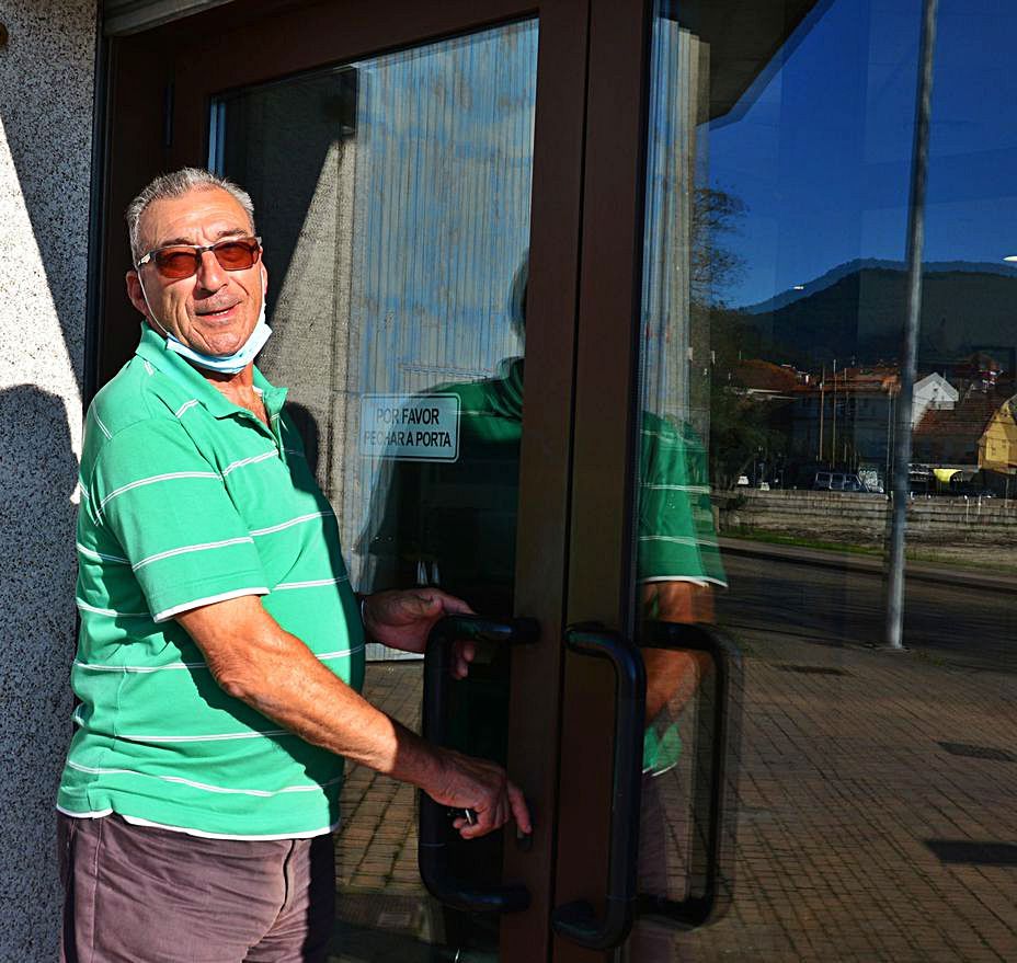 Lolo Rúa, presidente del Club de Meira, abre la sede en Samertolaméu.