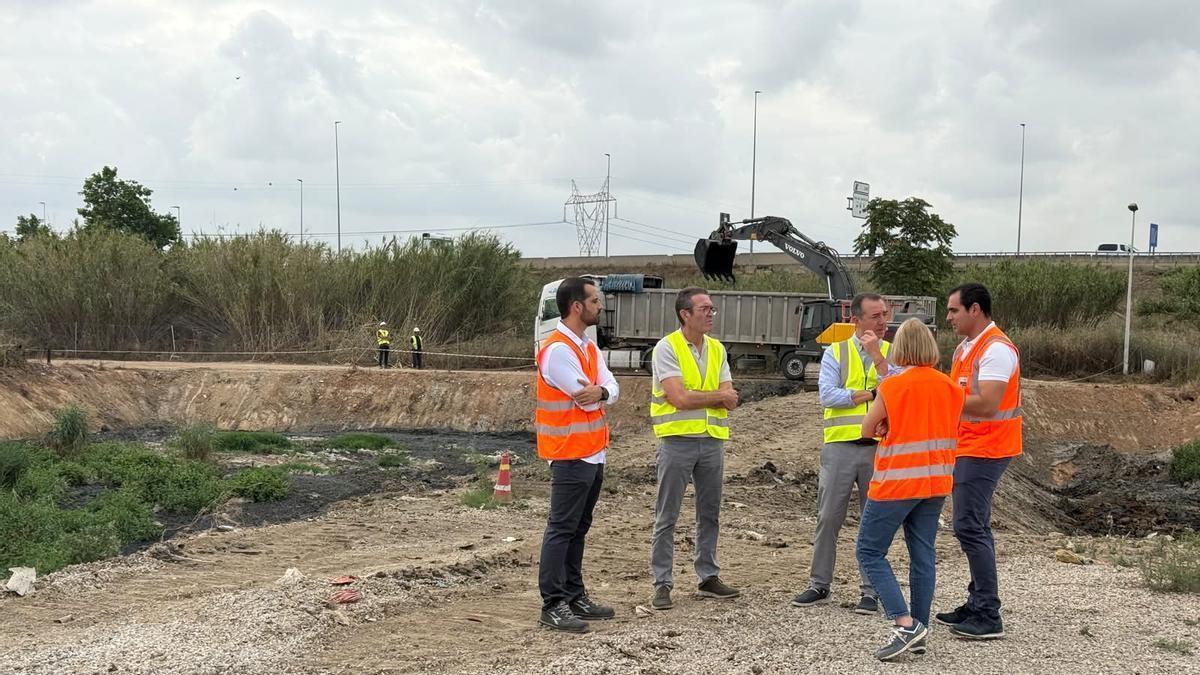 El Ayuntamiento de Riba-roja de Túria y Veolia se encuentran en plena ejecución de las obras que todavía están pendientes, tras atender a las de mayor urgencia, para acabar de reponer, sustituir o mejorar infraestructuras hídricas afectadas por la DANA.