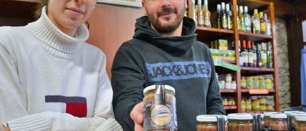 Susana y Pablo Peláez González, en el mostrador de la tienda familiar de Cue, en Llanes.