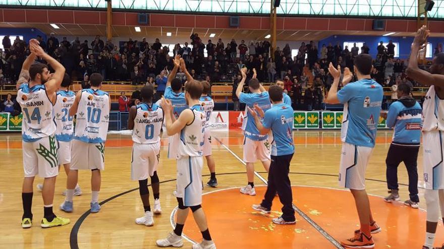 Los jugadores del Aquimisa Queso Zamorano agradecen su apoyo al público que asistió al partido