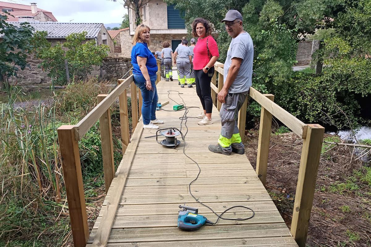 La reforma de la pasarela de madera del lugar de Souto, sobre el río Valga.