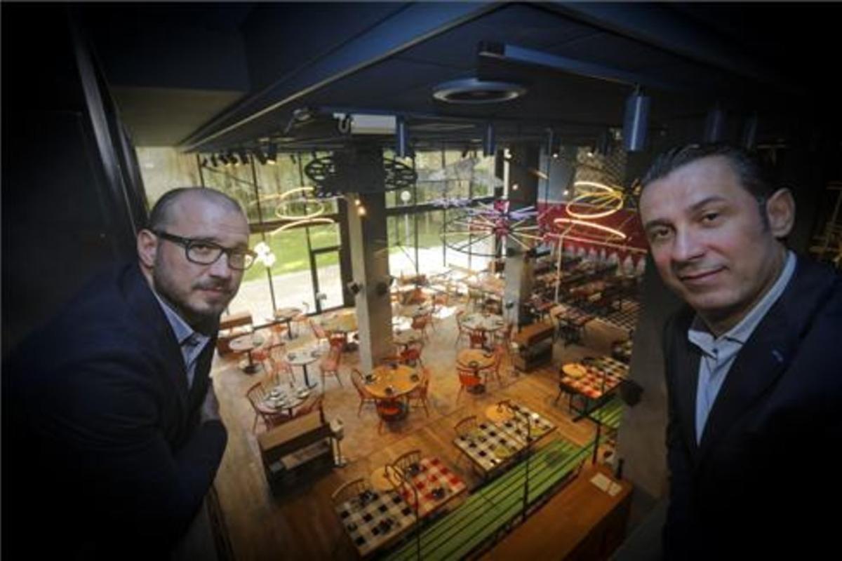 Pedro y Borja Iglesias, con el comedor principal de Bellavista al fondo. Foto: Danny Caminal